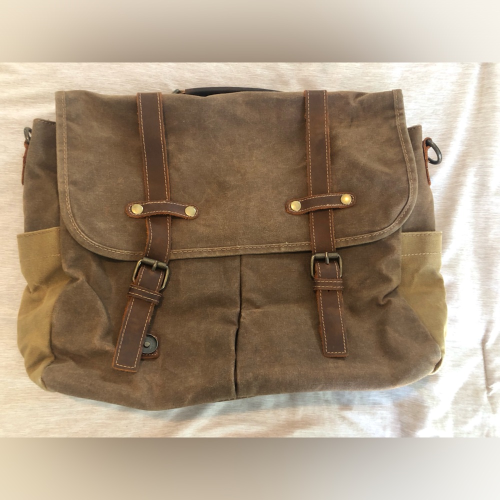 Newhey messenger bag EUC
